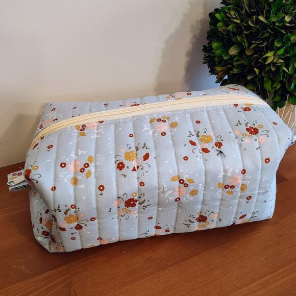 NEW Personalized / Quilted/ Handmade BOXY BAG! Cornflowers - Picture 1 of 13